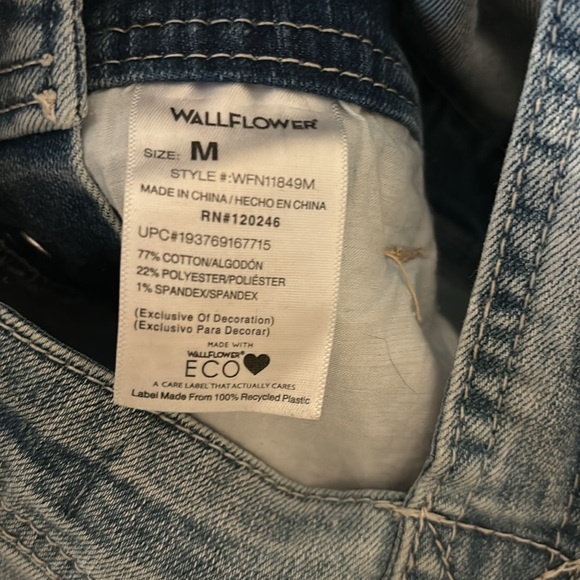 Wallflower light wash short overalls size medium - Picture 5 of 5